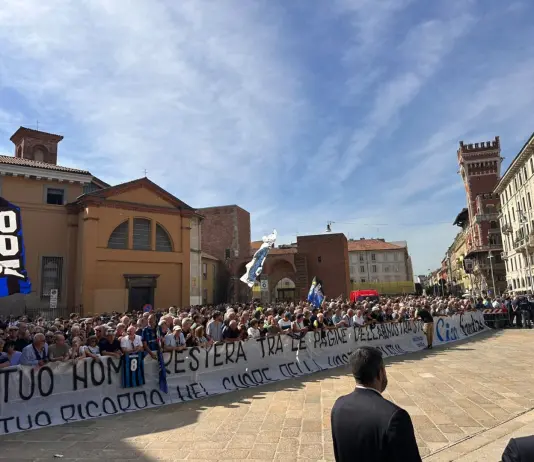 A Milano i funerali di Sandro Mazzola, centinaia di tifosi presenti