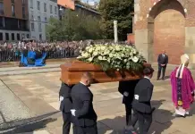 A Milano i funerali di Sandro Mazzola, centinaia di tifosi presenti: lunghi applausi all’arrivo del feretro