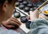 Cina: Anhui, produzione di stick d’inchiostro Hui a forma di torta lunare (1)