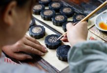 Cina: Anhui, produzione di stick d’inchiostro Hui a forma di torta lunare (1)