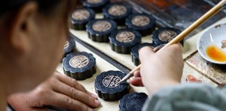 Cina: Anhui, produzione di stick d’inchiostro Hui a forma di torta lunare (1)