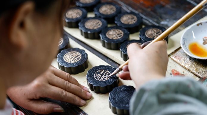 Cina: Anhui, produzione di stick d’inchiostro Hui a forma di torta lunare (1)