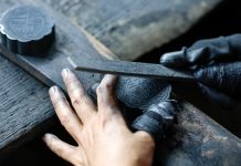 Cina: Anhui, produzione di stick d’inchiostro Hui a forma di torta lunare (2)