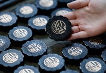 Cina: Anhui, produzione di stick d’inchiostro Hui a forma di torta lunare (3)