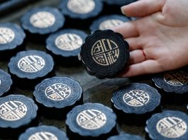 Cina: Anhui, produzione di stick d’inchiostro Hui a forma di torta lunare (3)