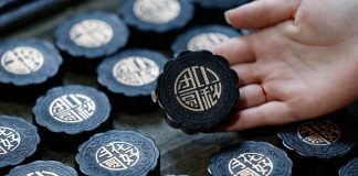 Cina: Anhui, produzione di stick d’inchiostro Hui a forma di torta lunare (3)