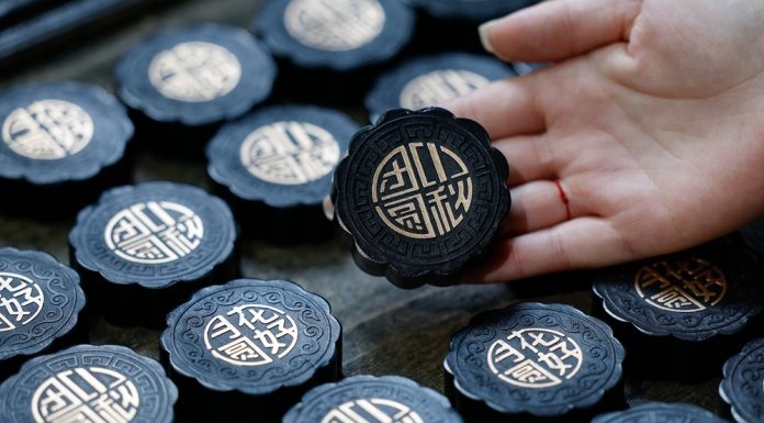 Cina: Anhui, produzione di stick d’inchiostro Hui a forma di torta lunare (3)