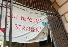 Genova, la Polizia rimuove dall’entrata di una scuola primaria lo striscione “Qui nessuno è straniero”