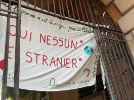 Genova, la Polizia rimuove dall’entrata di una scuola primaria lo striscione “Qui nessuno è straniero”
