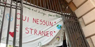 Genova, la Polizia rimuove dall’entrata di una scuola primaria lo striscione “Qui nessuno è straniero”