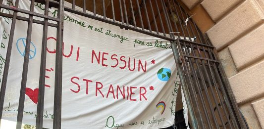 Genova, la Polizia rimuove dall’entrata di una scuola primaria lo striscione “Qui nessuno è straniero”