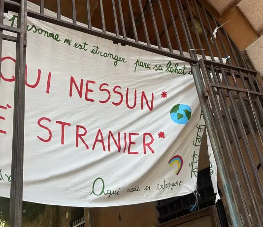 Genova, la Polizia rimuove dall’entrata di una scuola primaria lo striscione “Qui nessuno è straniero”