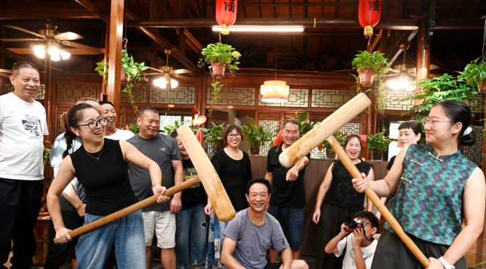 Cina: lanterne e dolci tradizionali per la Festa di metà autunno (1)