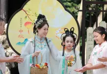 Cina: lanterne e dolci tradizionali per la Festa di metà autunno (3)