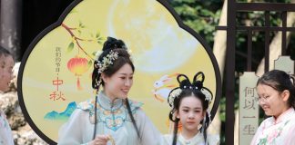 Cina: lanterne e dolci tradizionali per la Festa di metà autunno (3)
