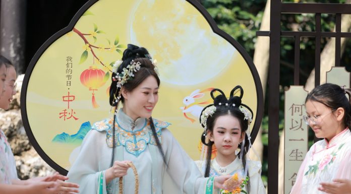 Cina: lanterne e dolci tradizionali per la Festa di metà autunno (3)