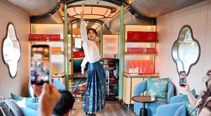 Cina: il treno turistico del Wuyishan attira tanti visitatori (1)