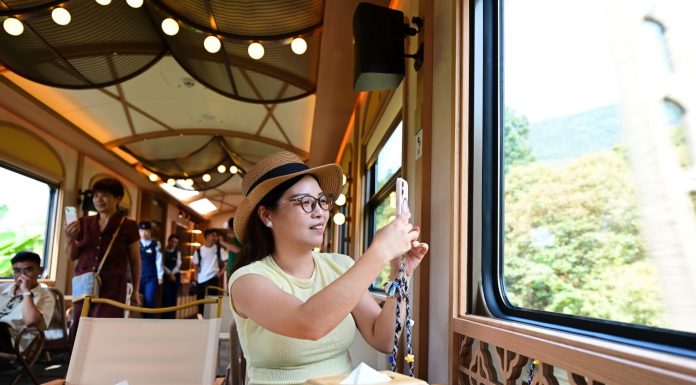Cina: il treno turistico del Wuyishan attira tanti visitatori (2)
