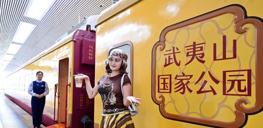 Cina: il treno turistico del Wuyishan attira tanti visitatori (3)