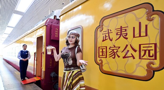 Cina: il treno turistico del Wuyishan attira tanti visitatori (3)