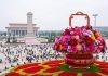 Cina: cesto di fiori gigante in piazza Tian’anmen per la Festa nazionale (1)