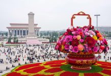 Cina: cesto di fiori gigante in piazza Tian’anmen per la Festa nazionale (1)