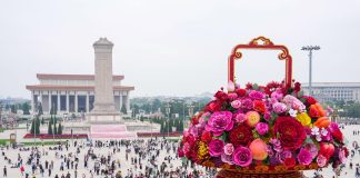 Cina: cesto di fiori gigante in piazza Tian’anmen per la Festa nazionale (1)
