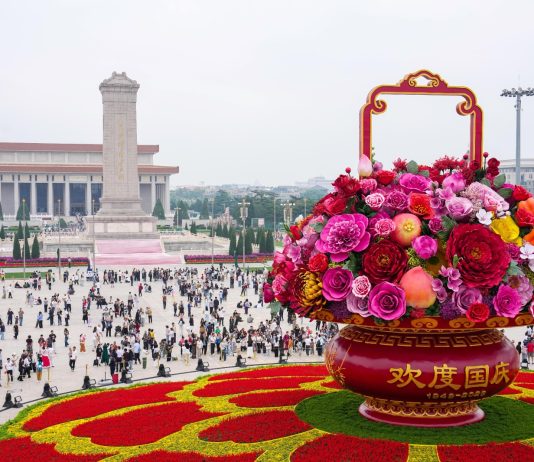 Cina: cesto di fiori gigante in piazza Tian’anmen per la Festa nazionale (1)