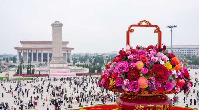 Cina: cesto di fiori gigante in piazza Tian’anmen per la Festa nazionale (1)