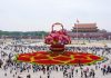 Cina: cesto di fiori gigante in piazza Tian’anmen per la Festa nazionale (2)