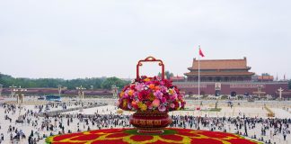 Cina: cesto di fiori gigante in piazza Tian’anmen per la Festa nazionale (2)