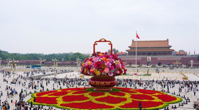 Cina: cesto di fiori gigante in piazza Tian’anmen per la Festa nazionale (2)