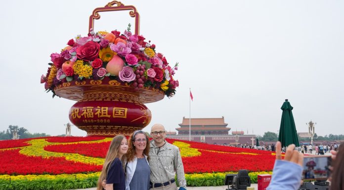 Cina: cesto di fiori gigante in piazza Tian’anmen per la Festa nazionale (3)