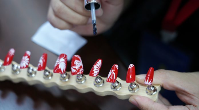 Cina: da Donghai a Milano, le unghie finte entrano nel mondo della moda