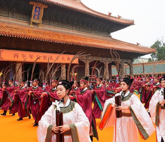 Cina: Qufu, cerimonia per 2.577esimo anniversario della nascita di Confucio (1)