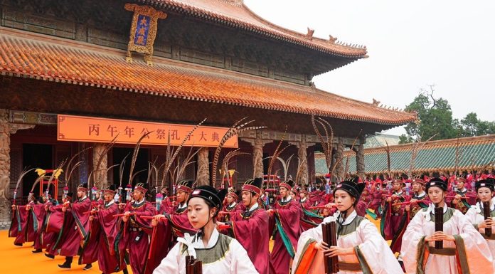 Cina: Qufu, cerimonia per 2.577esimo anniversario della nascita di Confucio (1)