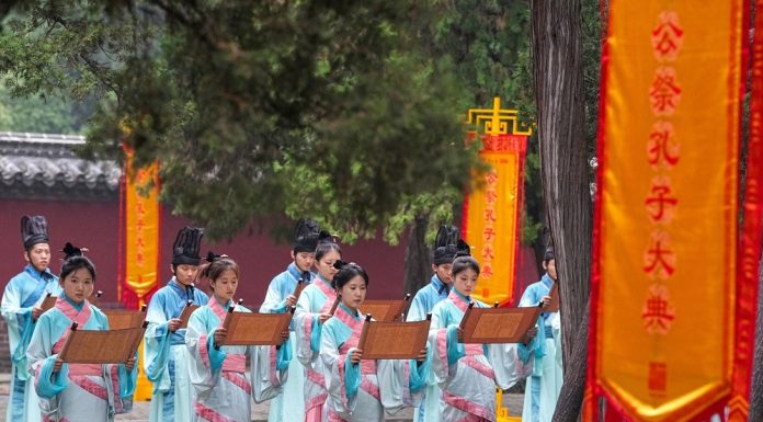 Cina: Qufu, cerimonia per 2.577esimo anniversario della nascita di Confucio (2)