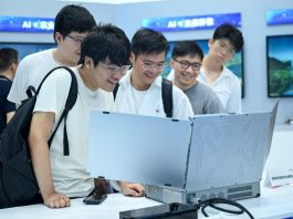 Cina: gli utenti dell’IA generativa superano i 700 milioni