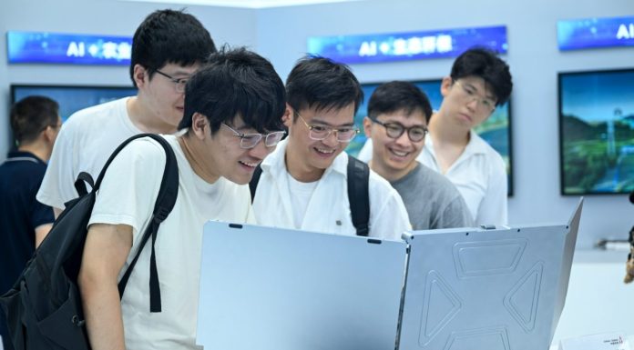 Cina: gli utenti dell’IA generativa superano i 700 milioni