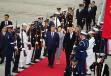 Xi Jinping atterrato negli Usa, Trump lo accoglie alla base Andrews: “I nostri paesi siano partner, non rivali”