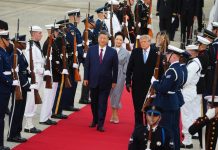 Xi Jinping atterrato negli Usa: “I nostri paesi siano partner, non rivali”. Trump lo accoglie alla base Andrews: “Ottimo incontro”