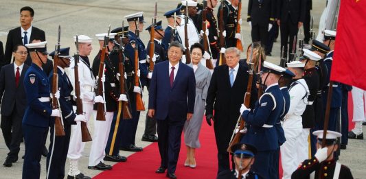 Xi Jinping atterrato negli Usa: “I nostri paesi siano partner, non rivali”. Trump lo accoglie alla base Andrews: “Ottimo incontro”