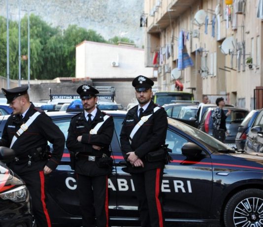 Incendio allo Zen di Palermo, trovato in un magazzino il corpo carbonizzato di un uomo