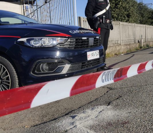 Tragedia nel Savonese: 60enne spara e uccide moglie e figlio, poi si suicida