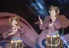 Cina: monte Meili innevato fa da sfondo a un concerto etnico nello Yunnan (1)