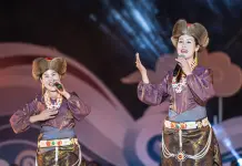 Cina: monte Meili innevato fa da sfondo a un concerto etnico nello Yunnan (1)