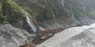 Cina: lavori senza sosta per riaprire la strada verso il valico di Gyirong (1)