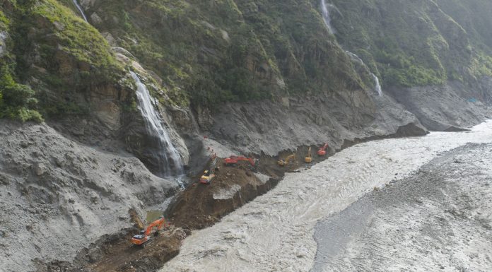 Cina: lavori senza sosta per riaprire la strada verso il valico di Gyirong (1)