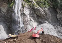 Cina: lavori senza sosta per riaprire la strada verso il valico di Gyirong (2)
