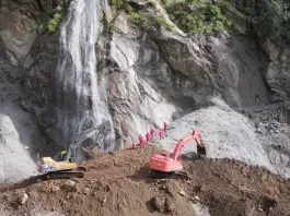 Cina: lavori senza sosta per riaprire la strada verso il valico di Gyirong (2)